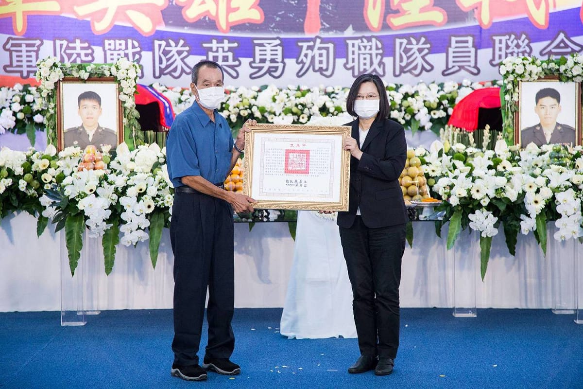 蔡英文(右)頒贈褒揚令予殉職隊員家屬。 圖：海軍陸戰隊/提供