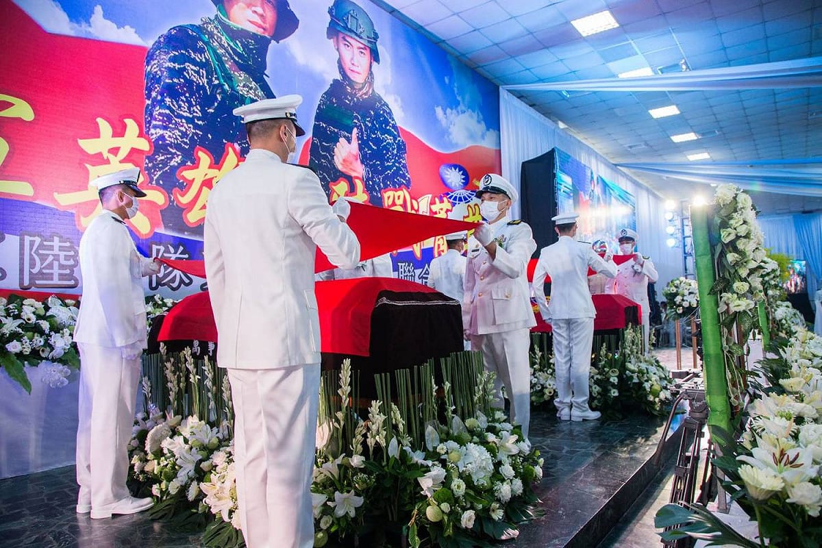 海軍為兩位殉職殉職隊員覆蓋國旗。 圖：海軍陸戰隊/提供