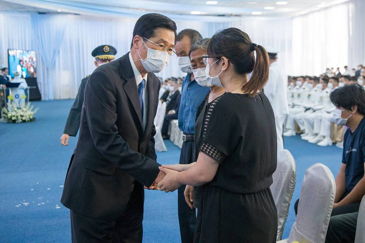 國防部長嚴德發(左)慰問殉職殉職隊員家屬。 圖：海軍陸戰隊/提供