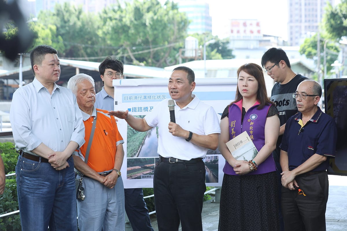侯友宜視察湳仔溝整治進度與新北市議員何博文、劉美芳及多位板橋區里長及鄉親相互交換意見。  圖：新北市政府／提供