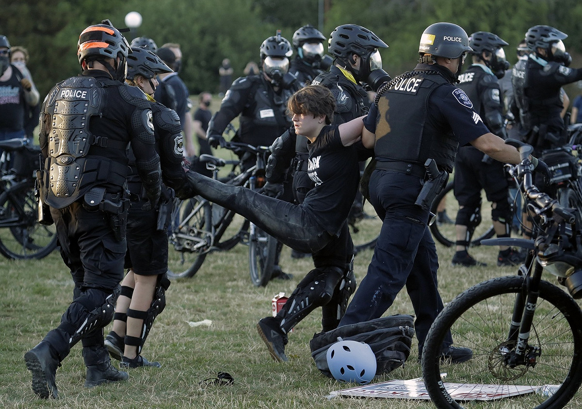 根據「西雅圖時報」（Seattle Times）引述警方報導，目前示威遊行中，有16人因涉嫌襲警、妨礙公務、拒不解散等罪名被捕。 圖：達志影像/美聯社