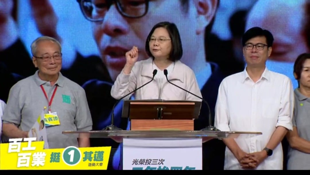 總統蔡英文南下高雄挺市長補選候選人陳其邁。 圖：翻攝自蔡英文臉書直播