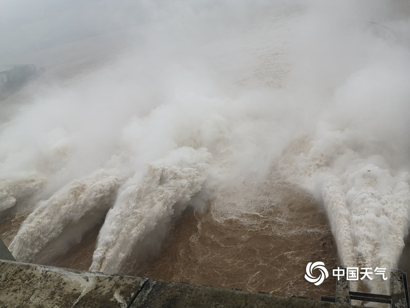 「長江4號洪水」今天通過三峽大壩。 圖：翻攝自中國天氣（資料照）