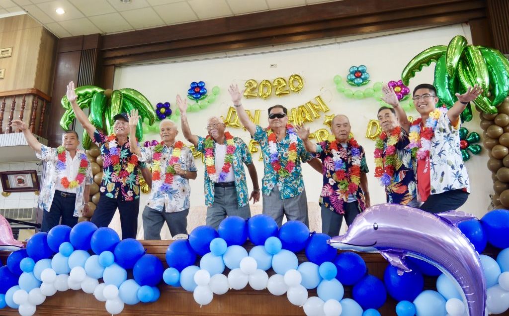 阿羅哈！金山區模範父親舞臺上衝浪，穿上「飄撇」的花襯衫歡慶父親節金山區7位模範父親接受表揚。  圖：新北市金山區公所／提供