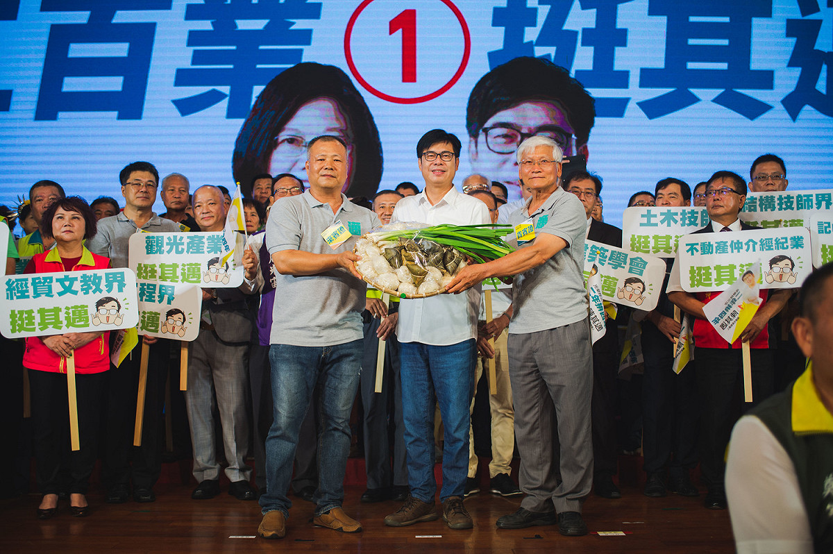 陳其邁後援總會長林仁益(右)送上蒜、包子、粽子給陳其邁(中)，預祝凍蒜、 包中。 圖：陳其邁競辦/提供