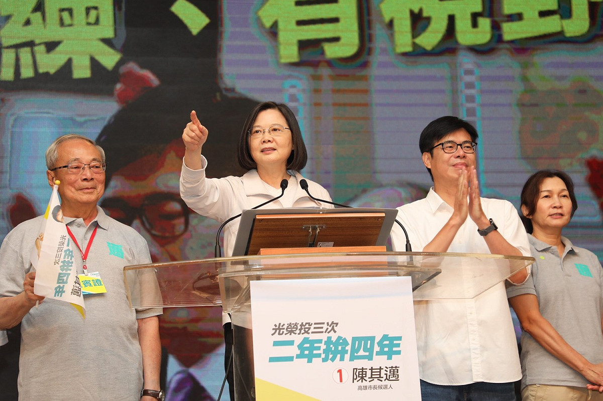 總統蔡英文為陳其邁輔選，她表示，陳其邁當市長後會跟中央合作，與百工百業一起振興高雄經濟。 圖：民進黨提供