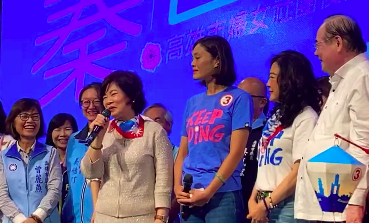 李眉蓁因論文抄襲風波，爭議不斷，今（26）日特別邀請婆婆蔡梅紅幫忙站台，展現婆媳情深。 圖：翻攝李眉蓁臉書