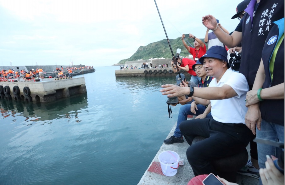 侯友宜下場體驗垂釣樂趣。  圖：新北市政府提供