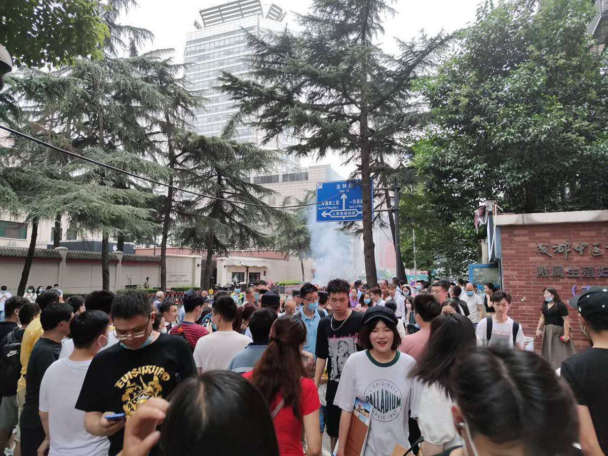 網友拍下美國駐成都總領事館被中國勒令關閉時，眾多中國人前往拍照紀念的盛況，宛如菜市場。 圖：翻攝自your推特
