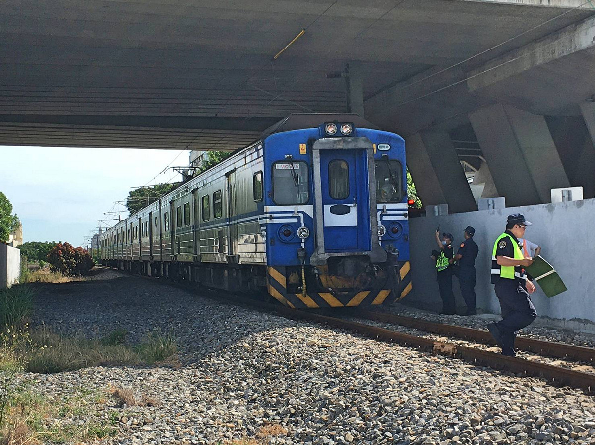 一名男子遭南下區間車撞上，送醫不治，鐵路警察抵達現場進行蒐證。 圖：台鐵／提供