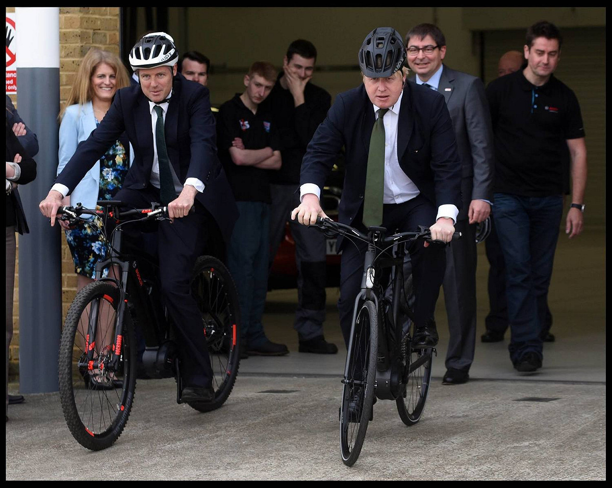 英國首相強生（Boris Johnson）大力推行減重運動，鼓勵大眾騎單車。 圖：翻攝自強生臉書（資料照）