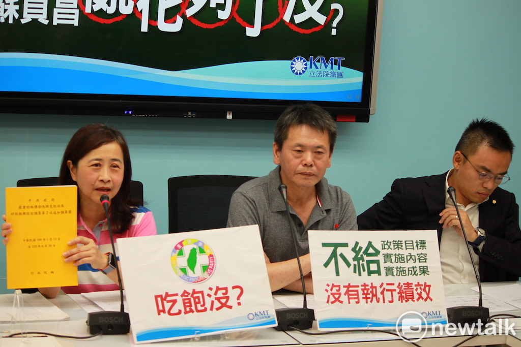 國民黨今（27日）早召開「特別預算 特別好花 蔡英文 蘇貞昌 亂花夠了沒？」記者會，立委林奕華批評，民進黨在自打嘴巴，這種大事情不應該用政治性在做決定，來造成台灣的疫苗研發落後國際，應該要跟民眾道歉。 圖：羅國嘉／攝