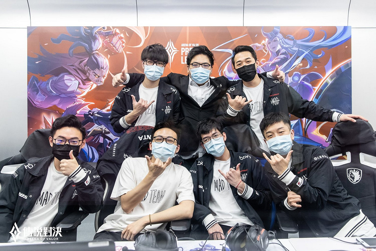 MAD第六人BV (下排右一)於《傳說對決》APL小組賽最後一場上陣，單拆主堡獲勝。 圖：Garena/提供