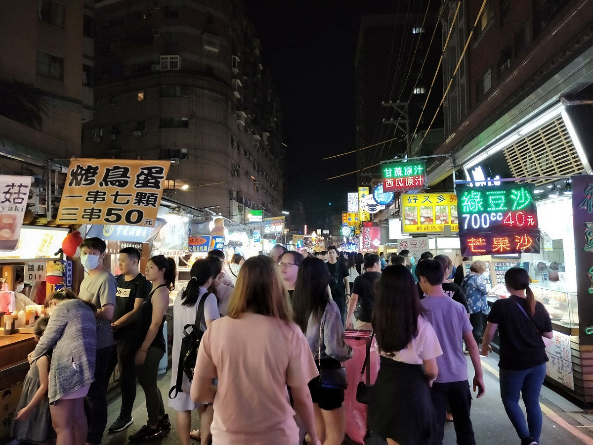 新北市推出500三倍券換800新北特惠券活動，採抽獎制，8月4日公布得獎名單，將開放線上預約及遠端取號系統讓民眾更方便兌換。 圖：新北市經發局提供