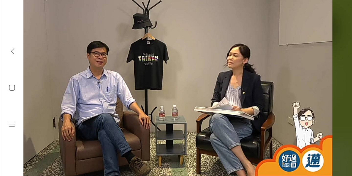 陳其邁(左)與高雄好過日協會理事長吳欣岱進行直播。 圖：翻攝陳其邁臉書直播