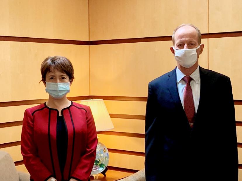駐美代表蕭美琴與美國國務院亞太助卿史達偉合照 圖：駐美台北經濟文化辦事處