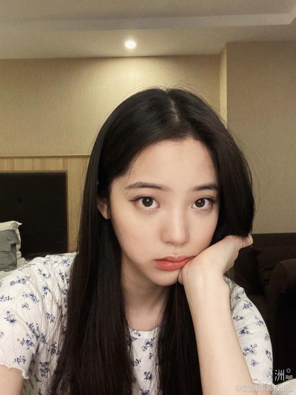 歐陽娜娜後悔投票結果還提議重錄，舉動引發網熱議。 圖：翻攝自歐陽娜娜微博
