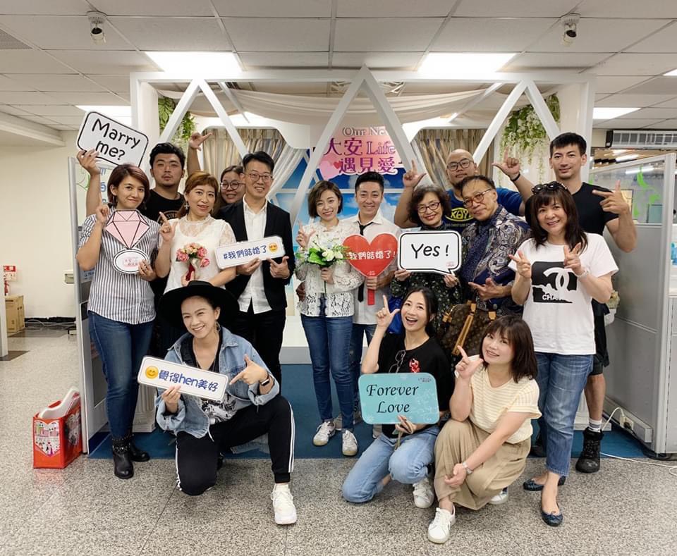王瞳和艾成今天完成結婚登記。 圖：翻攝自艾成臉書