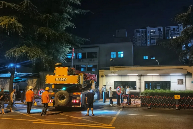 中國24日宣布關閉美國駐成都領事館，美方人員連夜打包，併運走5卡車資料。 圖 : 翻攝自環球時報