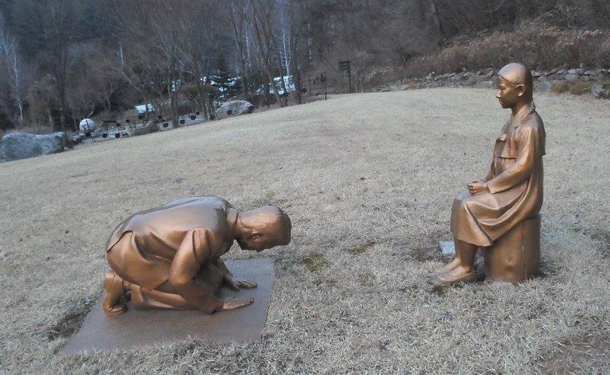 南韓自生植物園近日設置「男子向慰安婦下跪謝罪」的雕像引起熱議，由於其中一尊銅像被質疑神似日本首相安倍晉三，更挑起兩國間的敏感神經。 圖：翻攝自한국자생식물원臉書（資料照片）