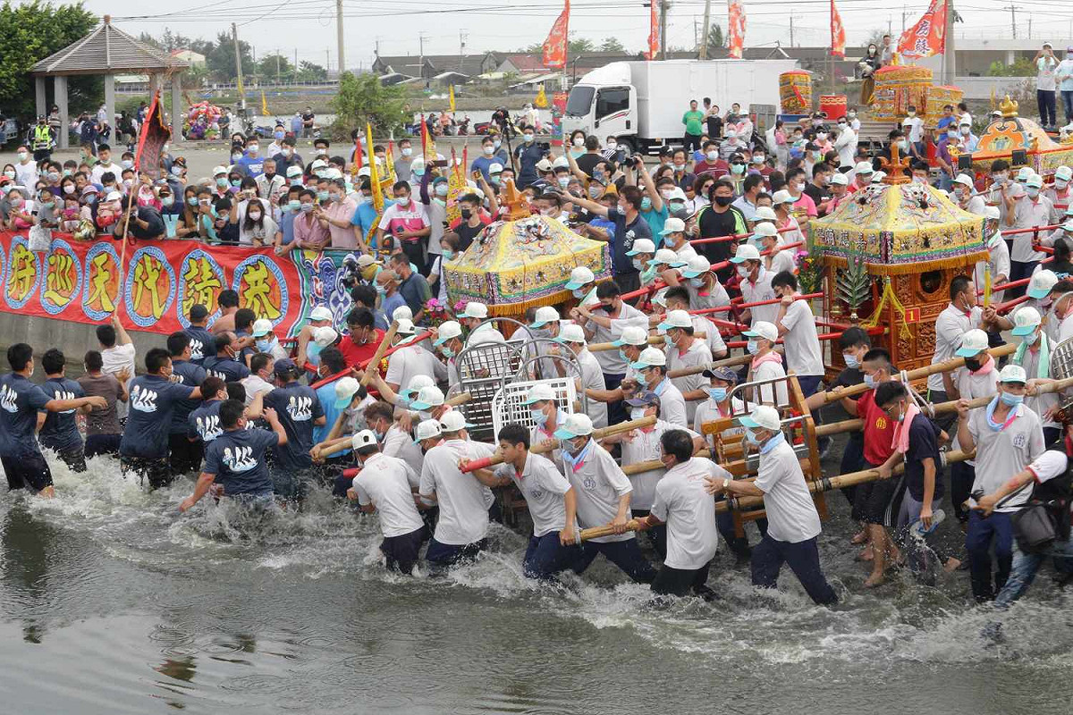 衝水路迎客王是嘉義縣新塭嘉應廟的特色宗教活動，今年首度打破傳統，舉行「南巡北狩」。 圖：嘉義縣政府/提供