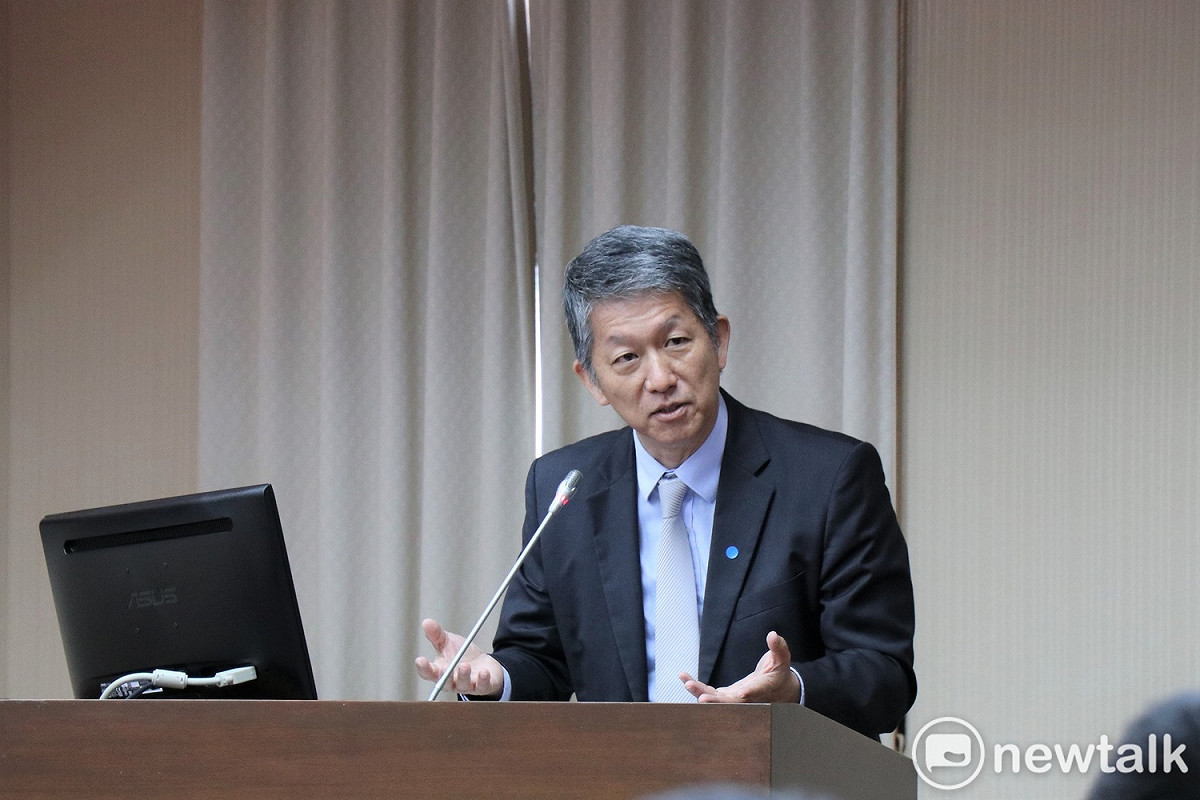 教育部國際及兩岸司長畢祖安表示，歐美各國大學學期將結束，紛紛放寒假。教育部將會尊重海外留學生返國意願，並將透過駐外機構 圖：謝孟華/攝