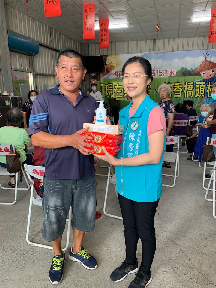 民進黨立委陳秀寶（右） 翻攝自陳秀寶臉書