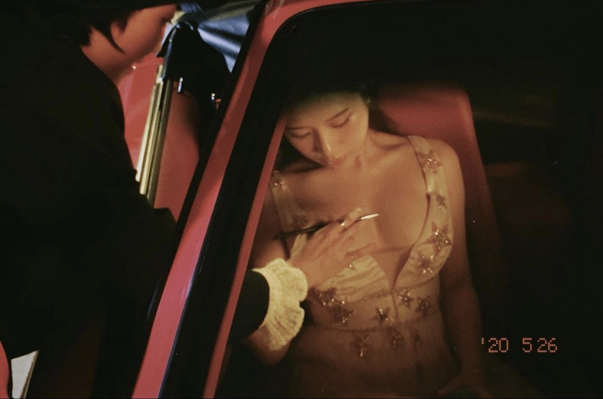 雞排妹PO出工作側拍照，只見化妝師的手在她的飽滿雙乳上遊移。 圖：翻攝Instagram
