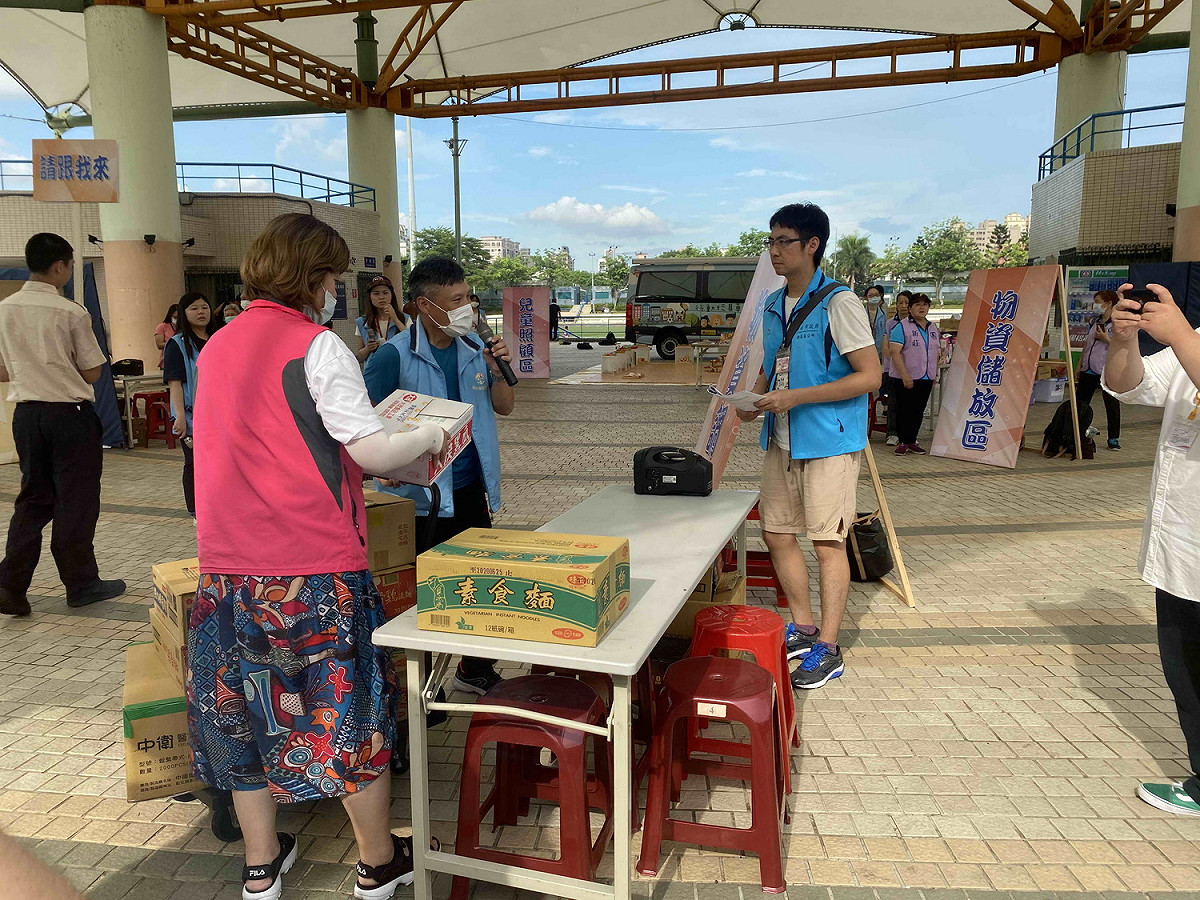 新莊區公所聯合在地資源、跨區聯盟、企業防災，進行防災公園收容演練。  圖：新莊區公所提供