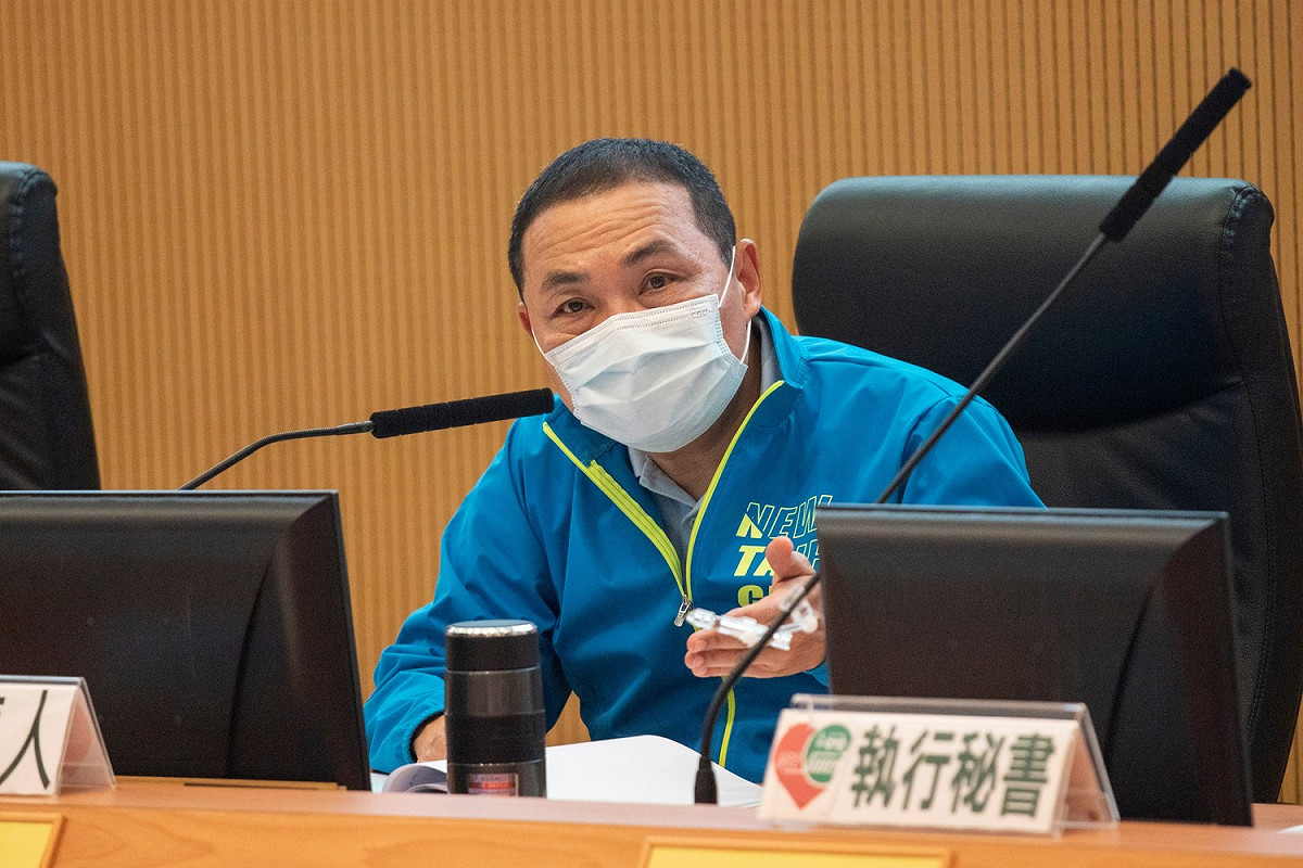 侯友宜在道安會報指示檢討推動「護老專案」。  圖：新北市交通局提供