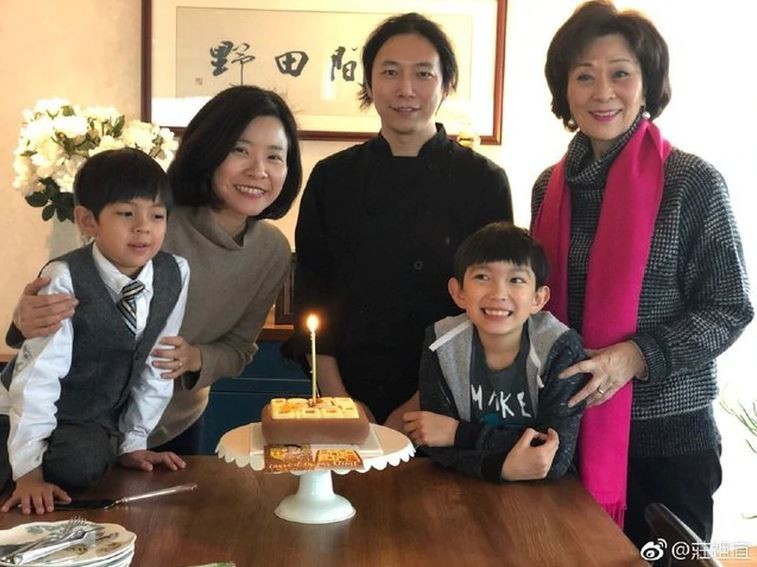 莊祖宜（左二）意外遭中國小粉紅出征，連前駐成都總使館廚師陳濤（圖中）也補刀砲轟「成都人不歡迎你們」。 圖：翻攝微博