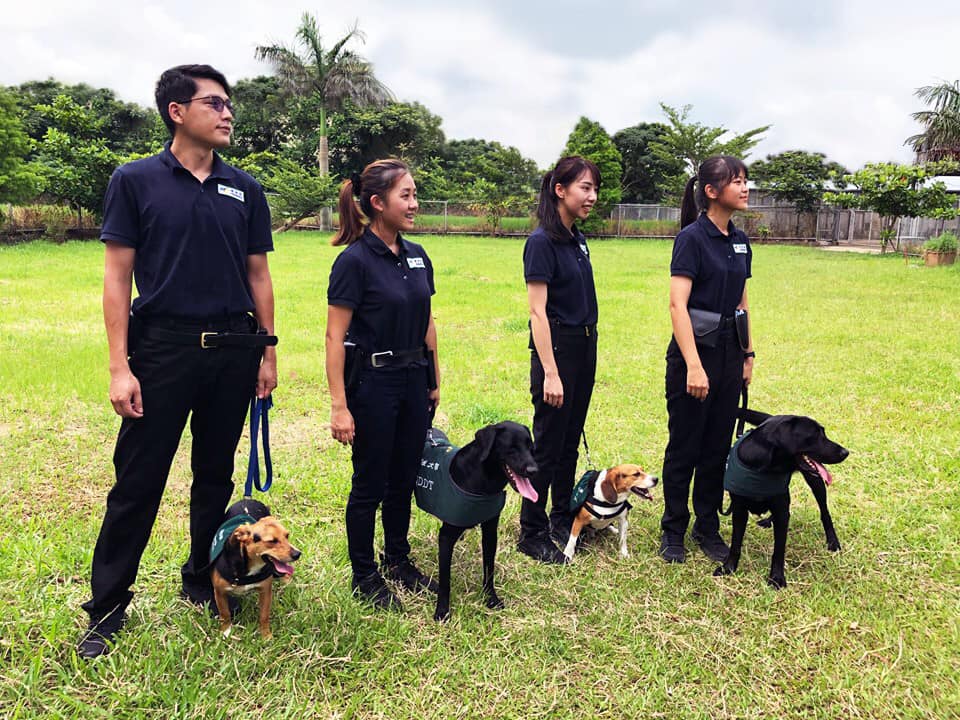 面對疑似中國向國際發送不明包裹，我防疫犬已經待命，將對境外包裹進行嚴格把關。 圖：翻攝自防疫小尖兵臉書