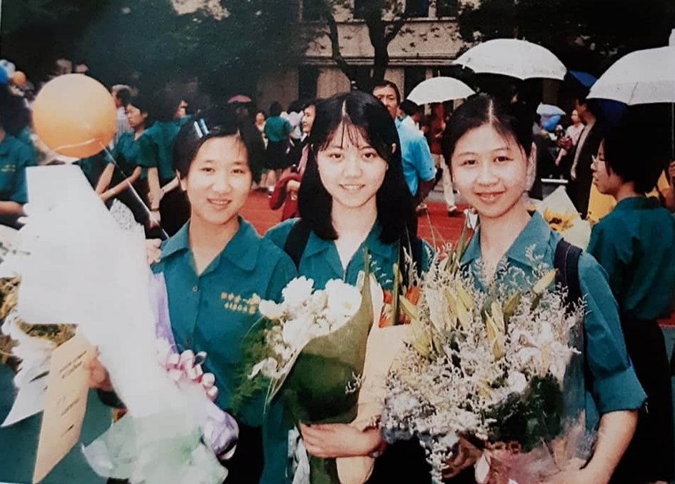 「高嘉瑜後援會－港湖女神」社團亮出高嘉瑜（中）高中時的照片，引起網友熱議。 圖：翻攝自高嘉瑜後援會－港湖女神臉書