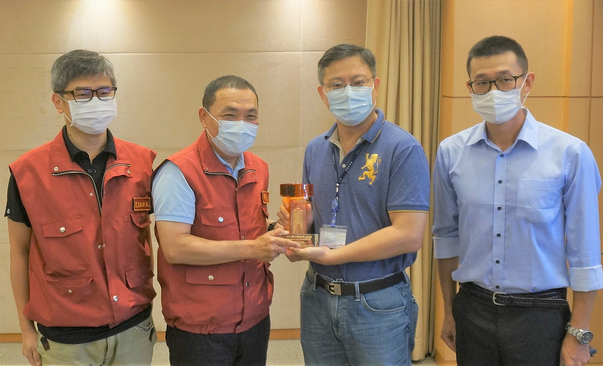 農業局長李玟 (左一)及同仁，在市政會議獻獎給市長侯友宜（左二）。 圖：新北市農業局提供