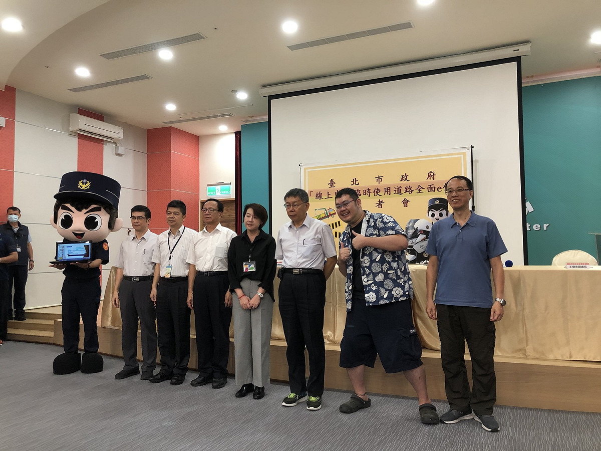 台北市政府警察局今（29）天特地召開記者會，邀請網路名人「四叉貓」示範操作線上臨時申請道路流程。 圖：台北市政府警察局提供