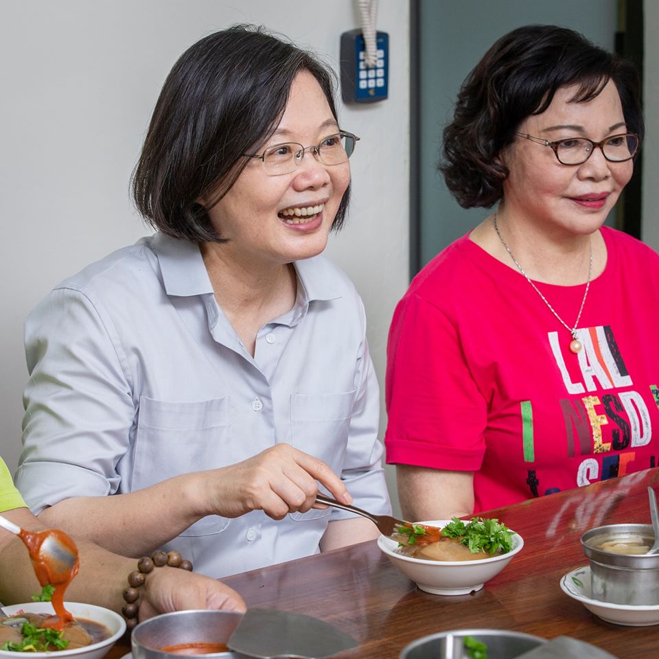 蔡英文自掏腰包大啖彰化肉圓，並強調一定要加香菜。 圖:蔡英文臉書
