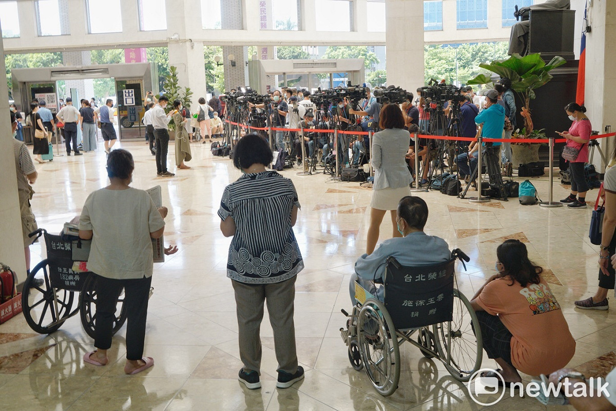 北榮大廳聚集許多媒體。 圖：張良一 / 攝