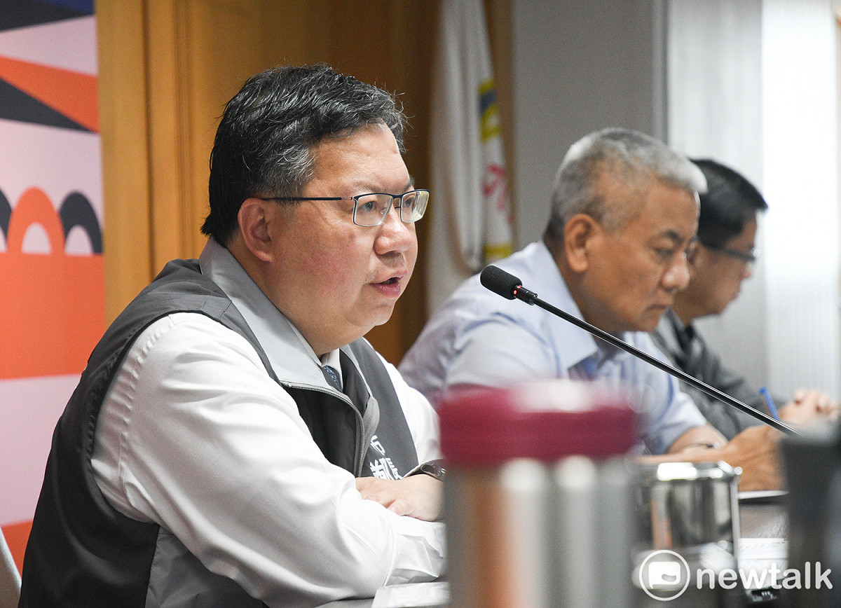 受到本土型登革熱群聚及返泰移工確診新冠肺炎雙重疫情影響，桃園市政府召開防疫會議，由市長鄭文燦主持。 圖：林昀真/攝