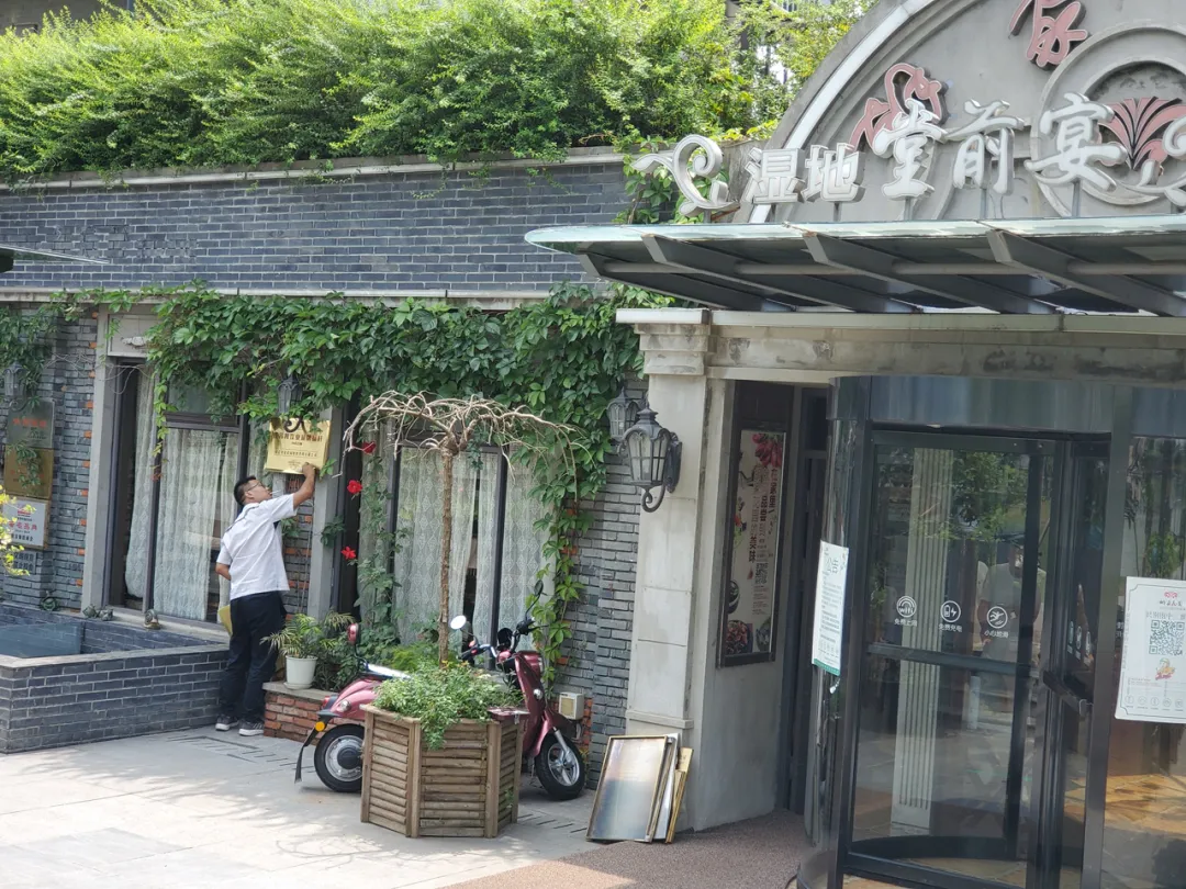 中國秦淮河大壩被挖空建餐廳、酒吧，經調查後有9人遭到處分。 圖：取自微信