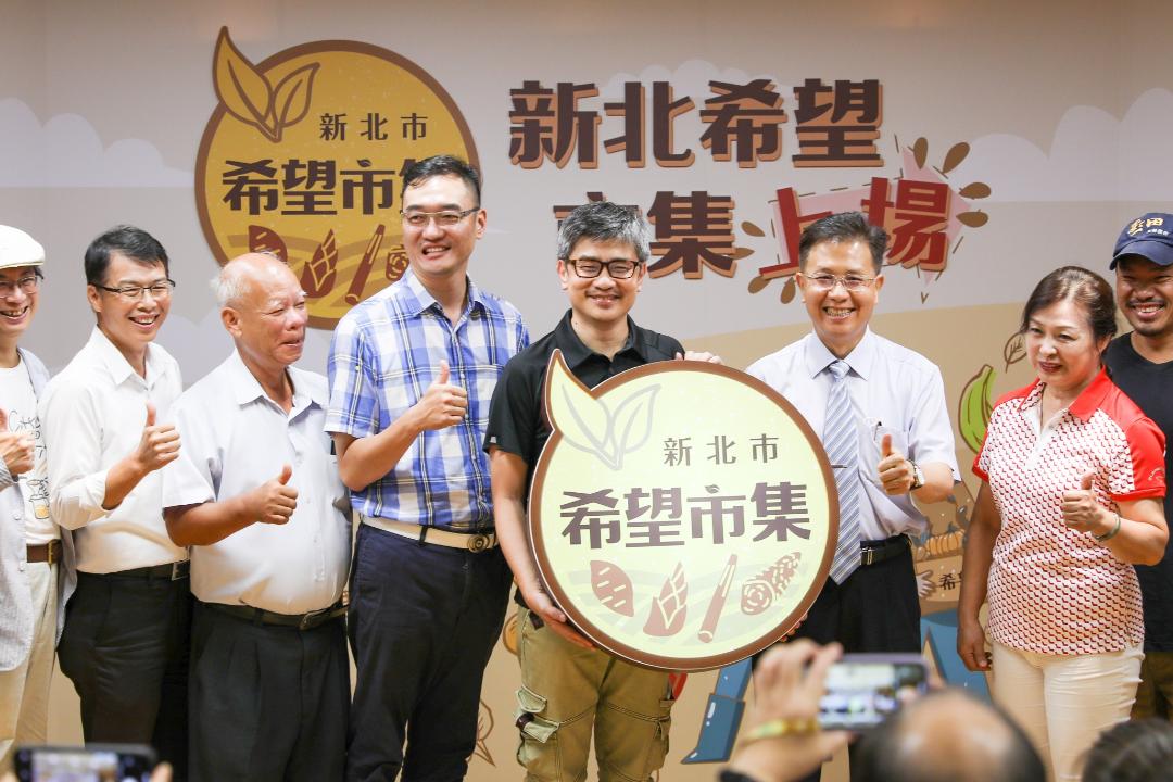 新北希望市集登板上場，農業局長李玟（右）與業者合影。  圖：新北市農業局提供