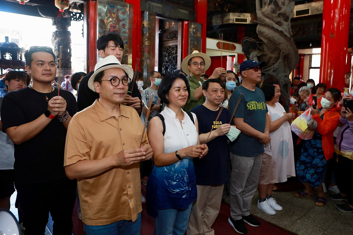 《我的婆婆》劇組一同前往蘆洲湧蓮寺參拜。 圖：公視/提供