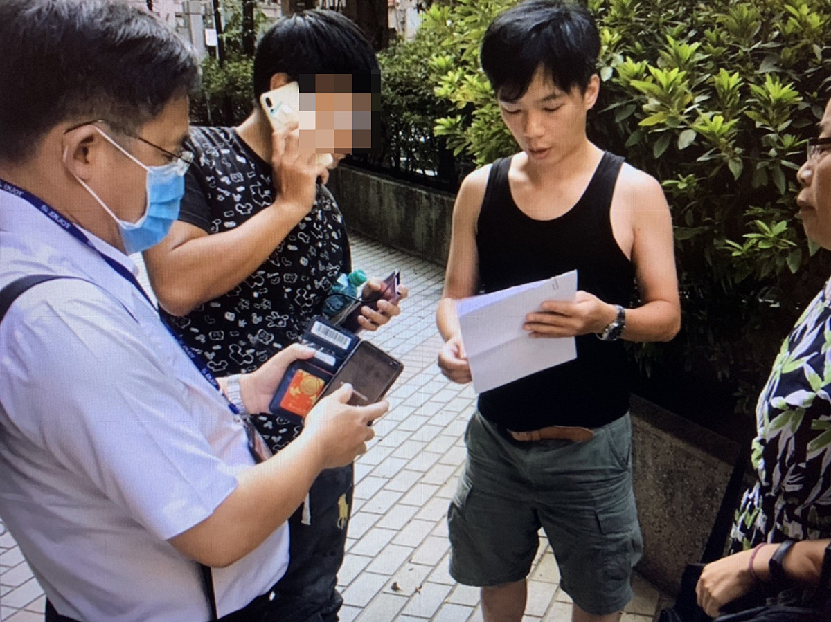李男（左２）因拒繳百萬罰款且屢傳不到，經執行署桃園分署人員拘提到案，移送看守所管收。 圖：林昀真／翻攝