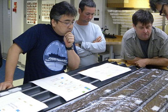 日本海洋研究開發機構主研究員諸野祐樹（左）帶領團隊，研究10年前在紐西蘭附近太平洋深海挖掘到的史前微生物。 圖：翻攝自IODP