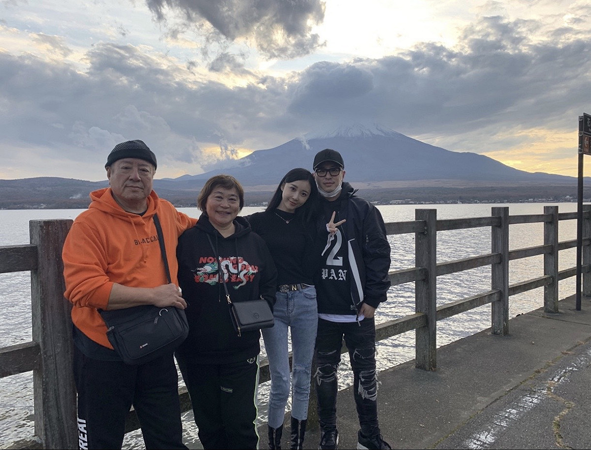 潘瑋柏27日在微博放上全家人的照片。 圖：翻攝微博