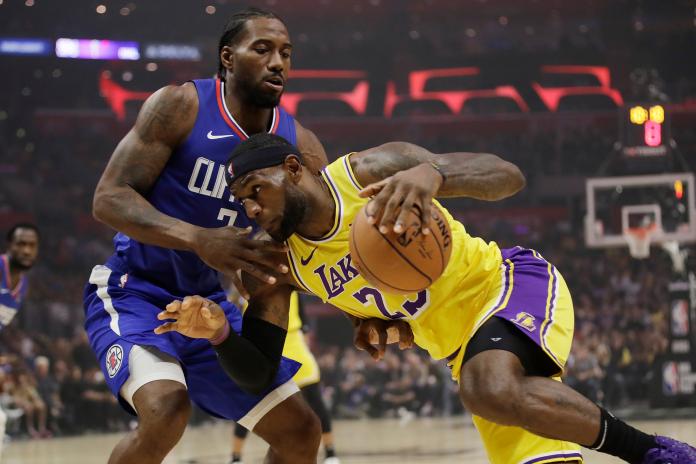 湖人「詹皇」LeBron James試圖切入，遭到快艇球星Kawhi Leonard阻擋。 （圖／美聯社／達志影像）