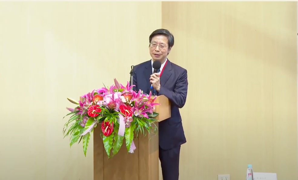 中央流行疫情指揮中心專家諮詢小組召集人張上淳今天出席新冠病毒政策對應研討會 圖：取自台經會直播畫面