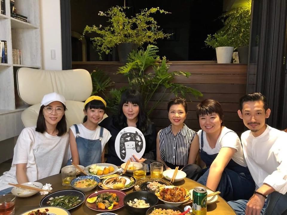 《俗女養成記2》將是全新創作，新角色的故事線非常精采。圖為第一季原班人馬做客唐綺陽(左三)節目。由左至右分別是謝盈萱、吳以涵、于子育、嚴藝文、陳竹昇。 圖：翻攝自謝盈萱臉書