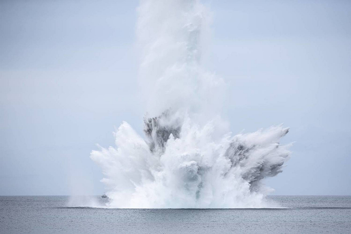引爆瞬間海面激起巨大水花。 圖：取自國防部發言人臉書