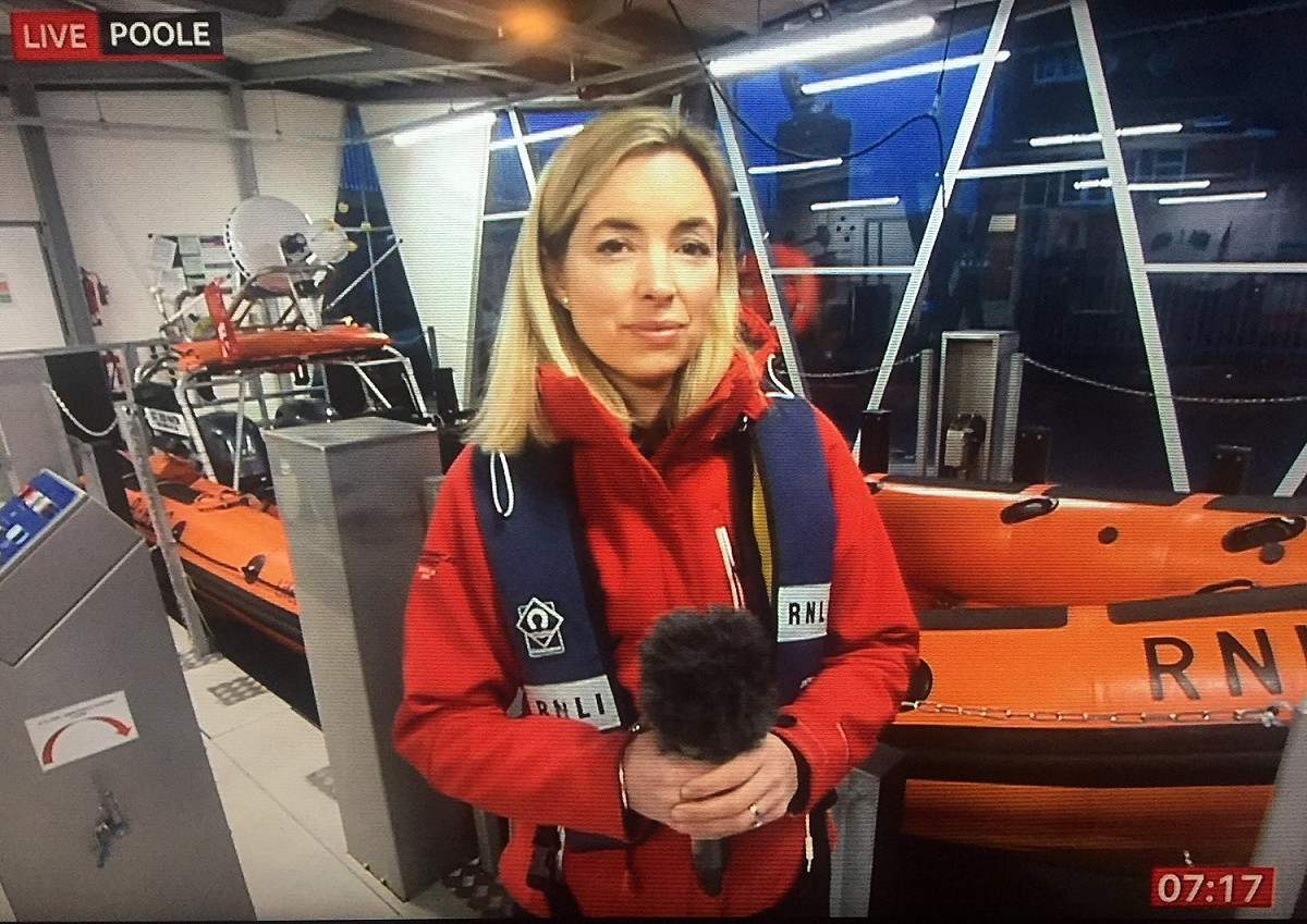 BBC星期二夜晚的節目點西 (Points West) ，新聞記者拉姆丁 (Fiona Lamdin) 在報導英國西南城市中發生嚴重種族襲擊事件，公開說出了N字開頭 (黑鬼) 的詞語。 圖：翻攝自拉姆丁推特