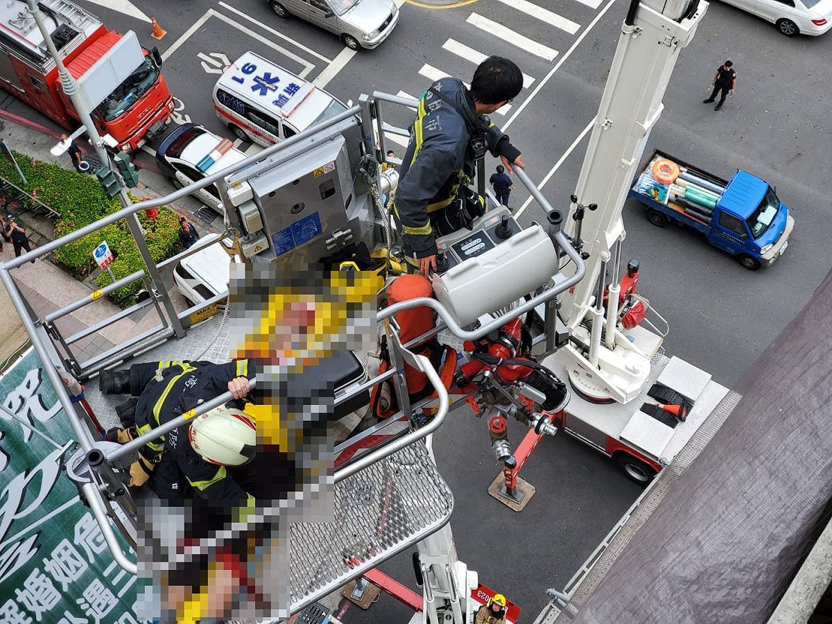 高雄公安意外，牆面倒塌，警方出動雲梯車救護傷者。 圖： 翻攝自網路